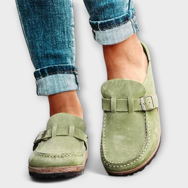 Schwarze orthopädische Damen Mokassins, bequeme Slip-On Schuhe mit flexibler Sohle für Freizeit & Alltag.