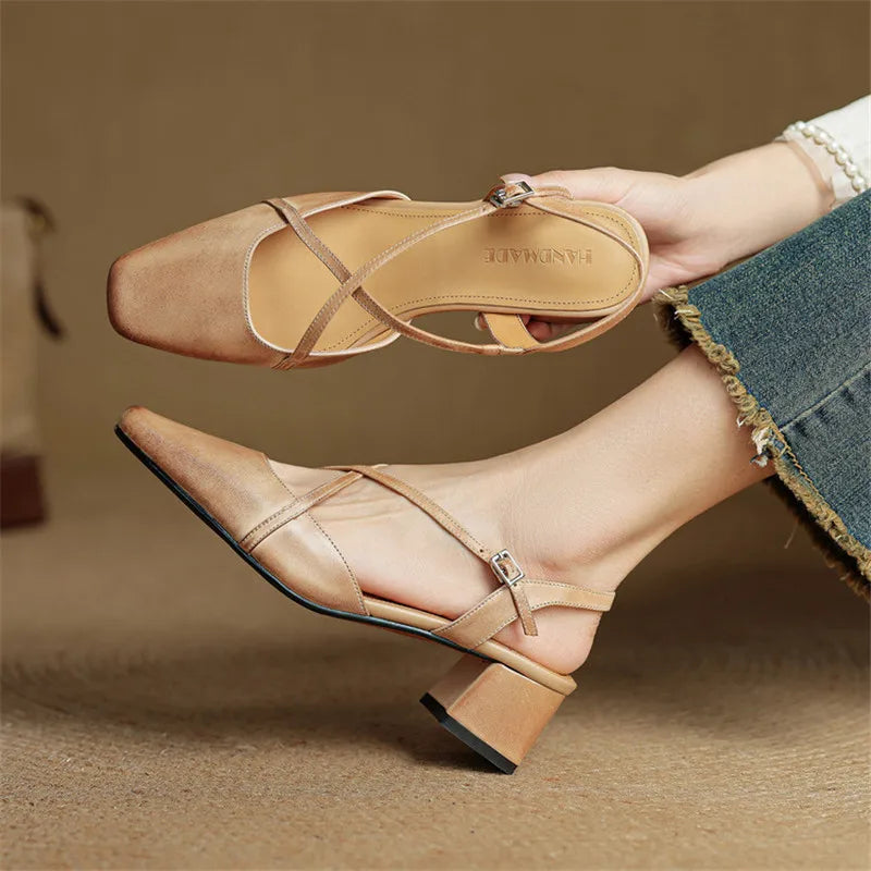 Komfortable Damen Pumps mit Blockabsatz und Riemchen, perfekt für lange Abende.