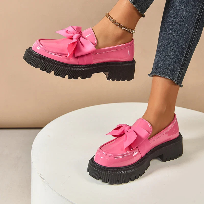 Komfortable braune Plateau Schuhe für Damen, mit schicker Schmetterlingsschleife, perfekt für Winter.
