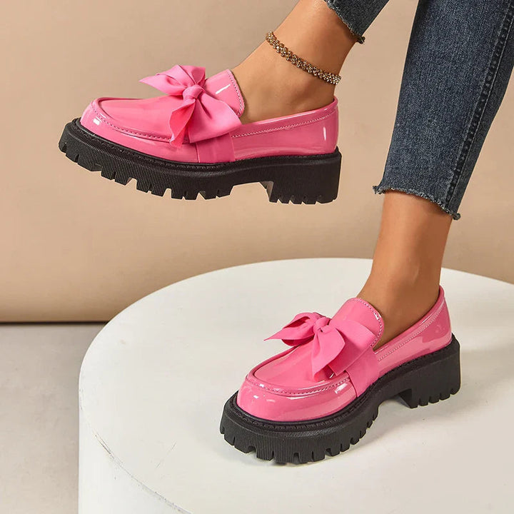 Komfortable braune Plateau Schuhe für Damen, mit schicker Schmetterlingsschleife, perfekt für Winter.