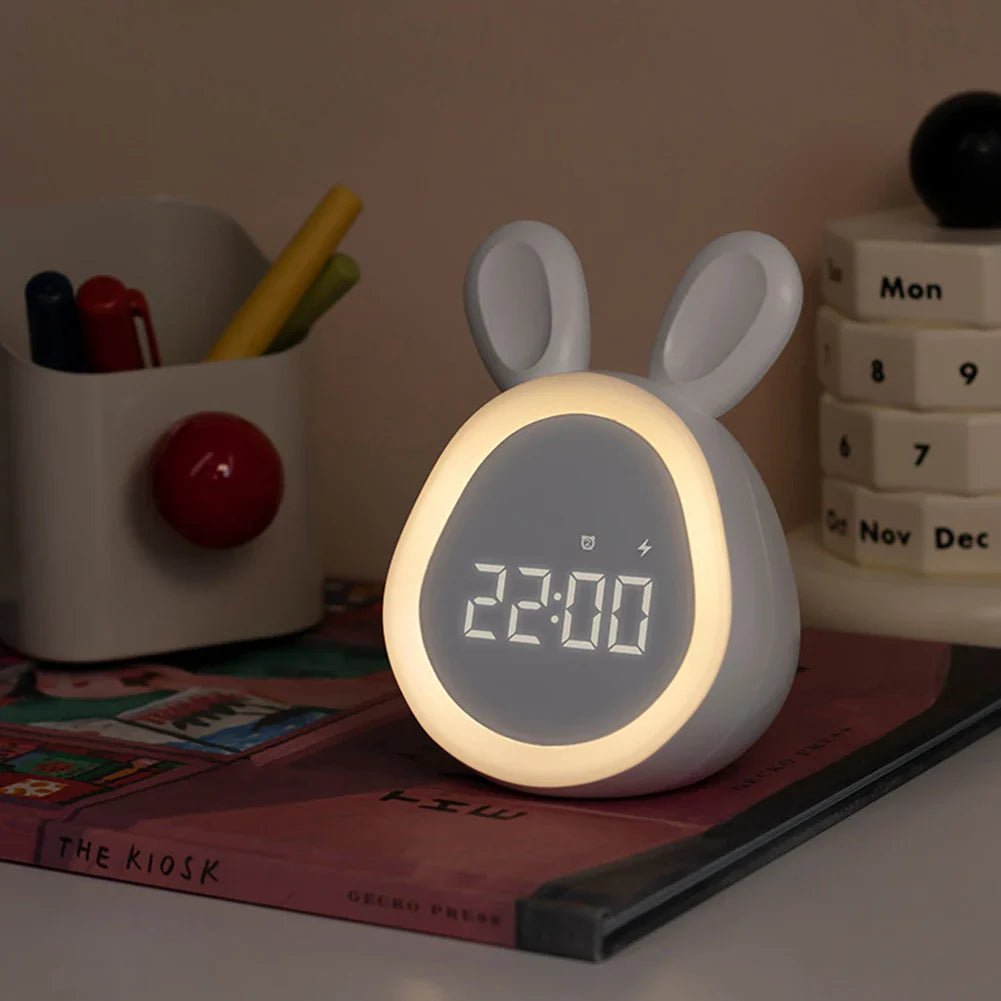 Kinderwecker Kaninchen mit LED Nachtlicht als Schlafhilfe. Sanftes dimmbares Licht und Wecker für beruhigende Nächte.