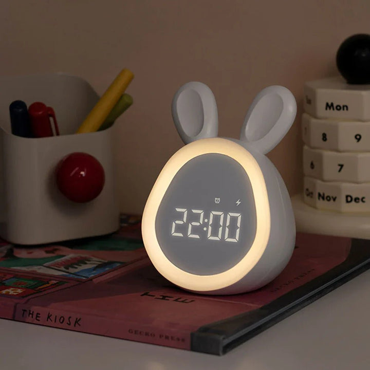 Kinderwecker Kaninchen mit LED Nachtlicht als Schlafhilfe. Sanftes dimmbares Licht und Wecker für beruhigende Nächte.