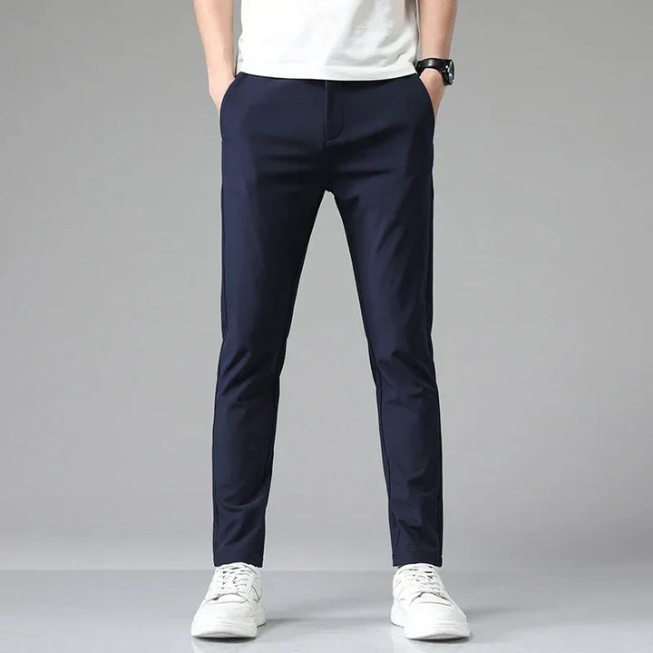 Nahaufnahme: Hochwertige Herren Stretchhose aus blauem Denim, bietet Komfort & optimale Flexibilität.