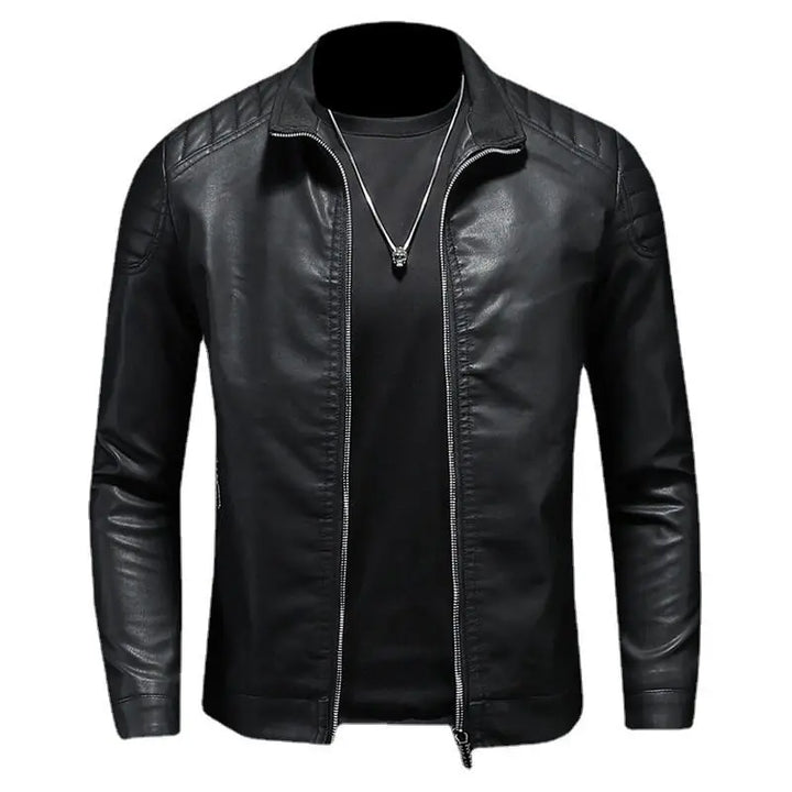 Mann trägt schwarze Slim Fit Herrenjacke, Reißverschluss, klassisch für Freizeit & Übergang.