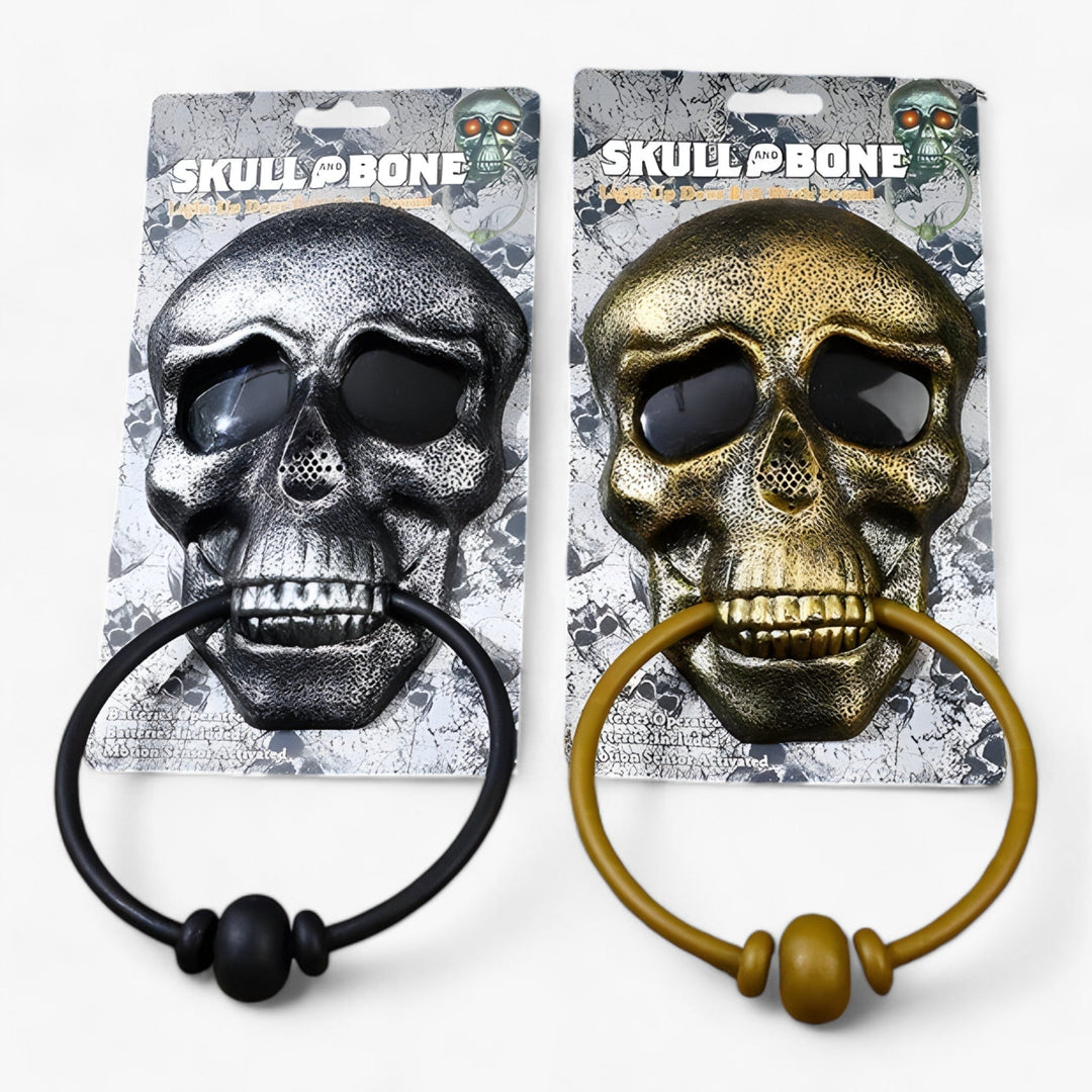 Gruseliger Totenkopf-Türklopfer als Halloween-Deko mit leuchtenden roten LED-Augen und Spuk-Soundeffekten.