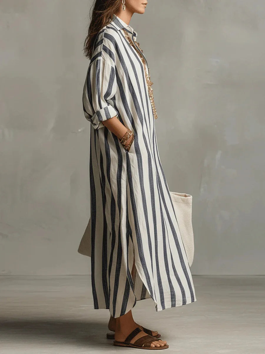 Gestreeiftes Damen Freizeitkleid mit V-Ausschnitt, Dreiviertelarm und lockerer Passform. Bequemes Sommerkleid.