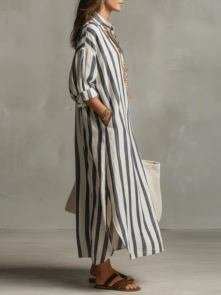 Gestreeiftes Damen Freizeitkleid mit V-Ausschnitt, Dreiviertelarm und lockerer Passform. Bequemes Sommerkleid.