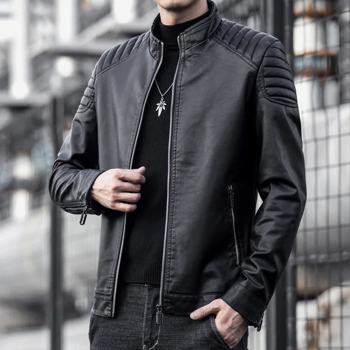 Nahaufnahme des Reißverschlusses an einer schwarzen Herren Slim Fit Jacke, klassischer Stil.