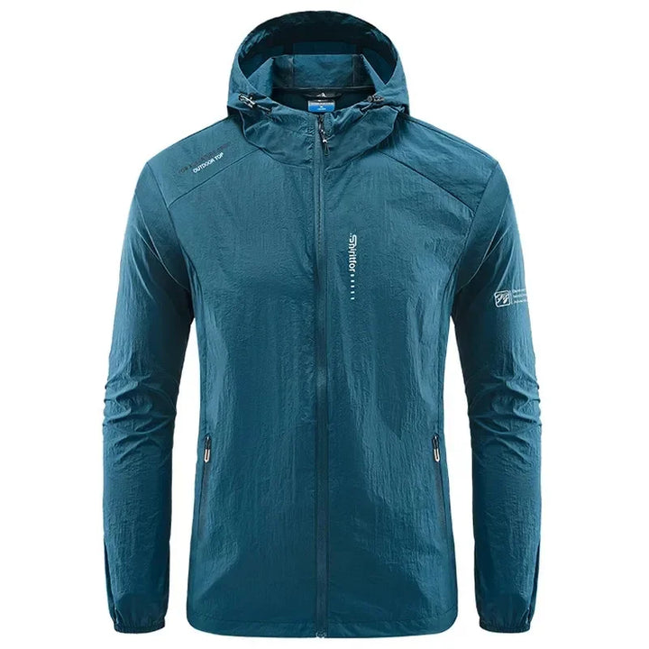 Detail einer wasserdichten Herren Regenjacke: winddichter Reißverschluss & mehrere Taschen, perfekt für Freizeit.