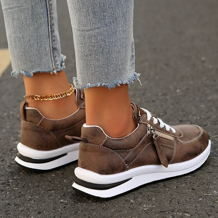 Detail der Schnürung und des Reißverschlusses an den orthopädischen Damen Plateau Sneakers.