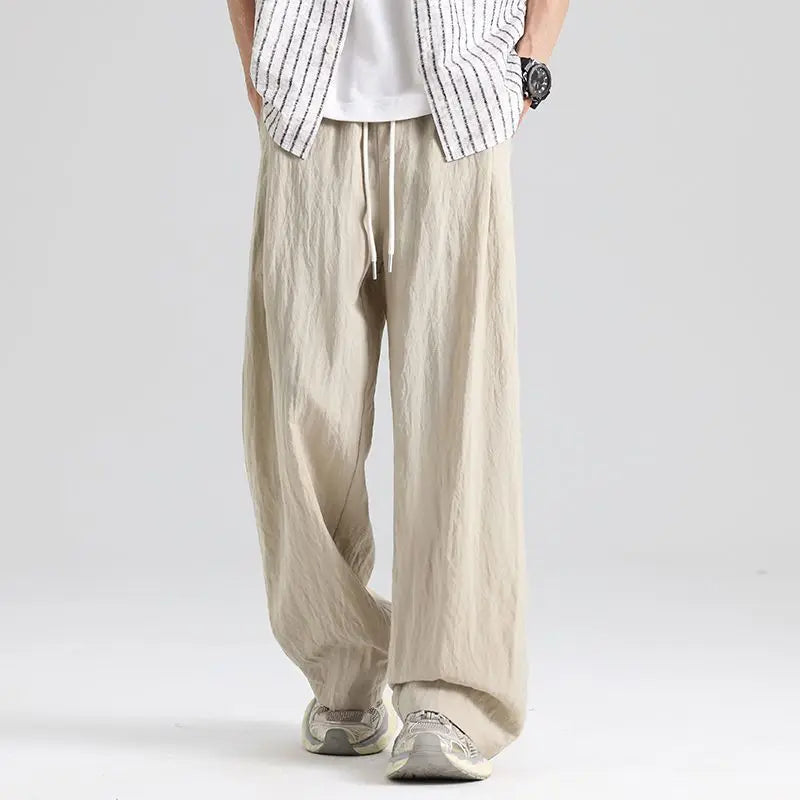 Entspannte Herrenhose mit weitem Bein für Freizeit & Alltag. Diese Kordelzughose bietet maximalen Komfort & lässigen Stil.