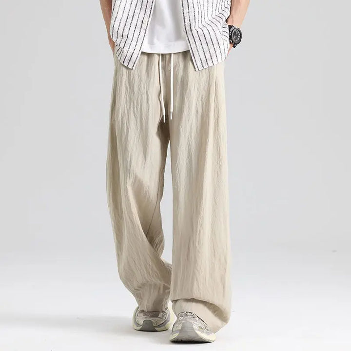 Entspannte Herrenhose mit weitem Bein für Freizeit & Alltag. Diese Kordelzughose bietet maximalen Komfort & lässigen Stil.