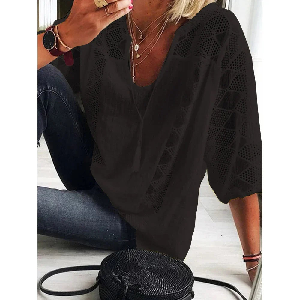Feminine Damen Sommerbluse mit Spitze, V-Ausschnitt & Kurzarm. Elegant, bequem & luftig für warme Tage.