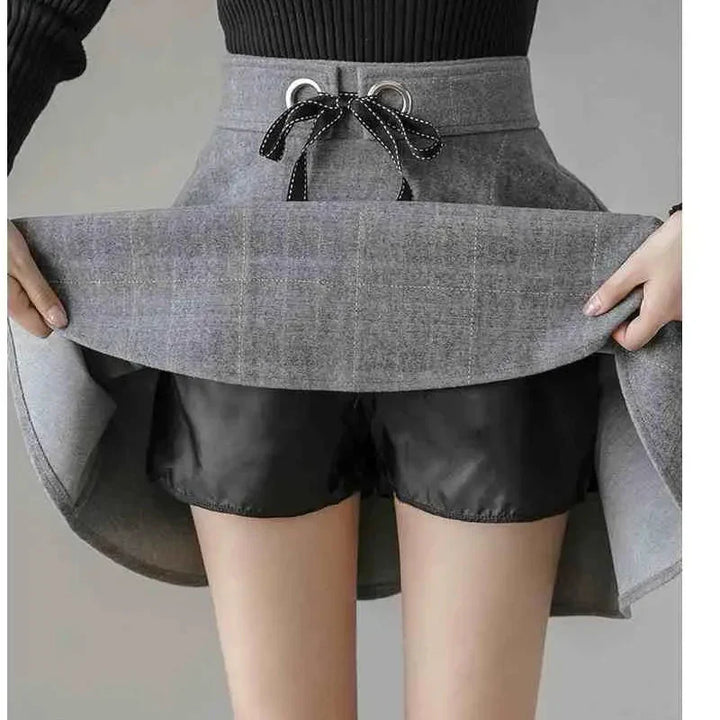Hochwertiger High-Waist Minirock für Damen, mit Karomuster in Grau/Schwarz und elastischem Bund. Kurz & chic.