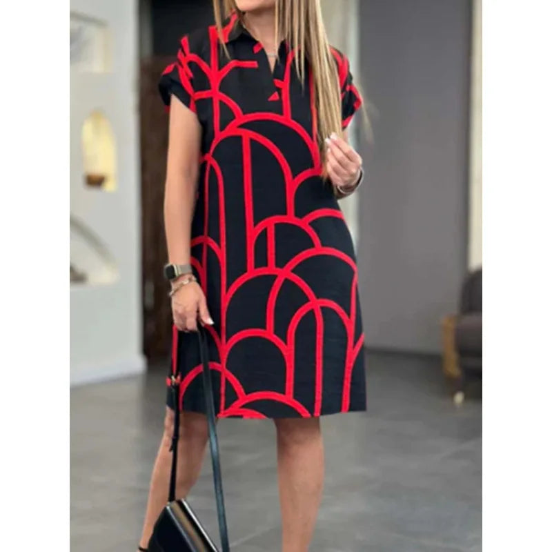 Elegantes Damen Sommerkleid mit lockerem Schnitt, V-Ausschnitt, kurzen Ärmeln und ansprechendem Printmuster.