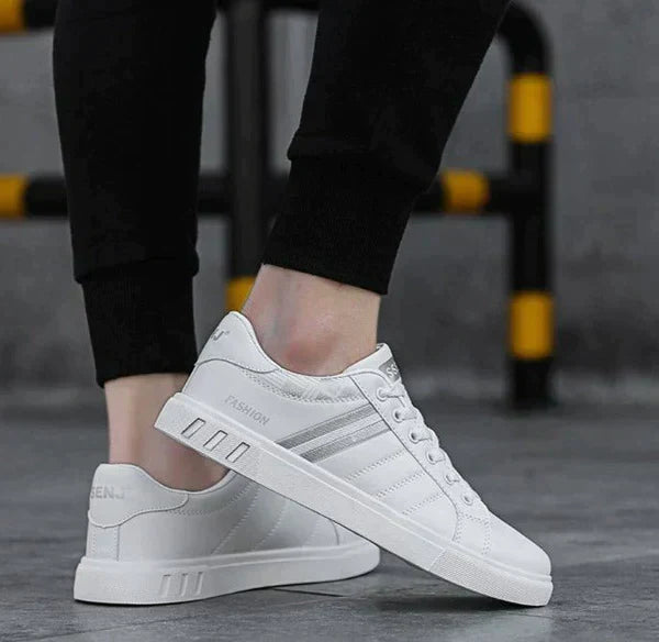 Modischer Herren Low-Top Sneaker, seitliche Ansicht. Strukturierter Alltagsschuh, bequem und sportlich für Männer.
