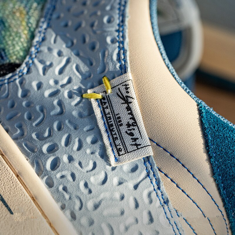 Detailansicht der hochwertigen Materialien der Lior Sternennacht Sneakers, bequeme Kunstschuhe.