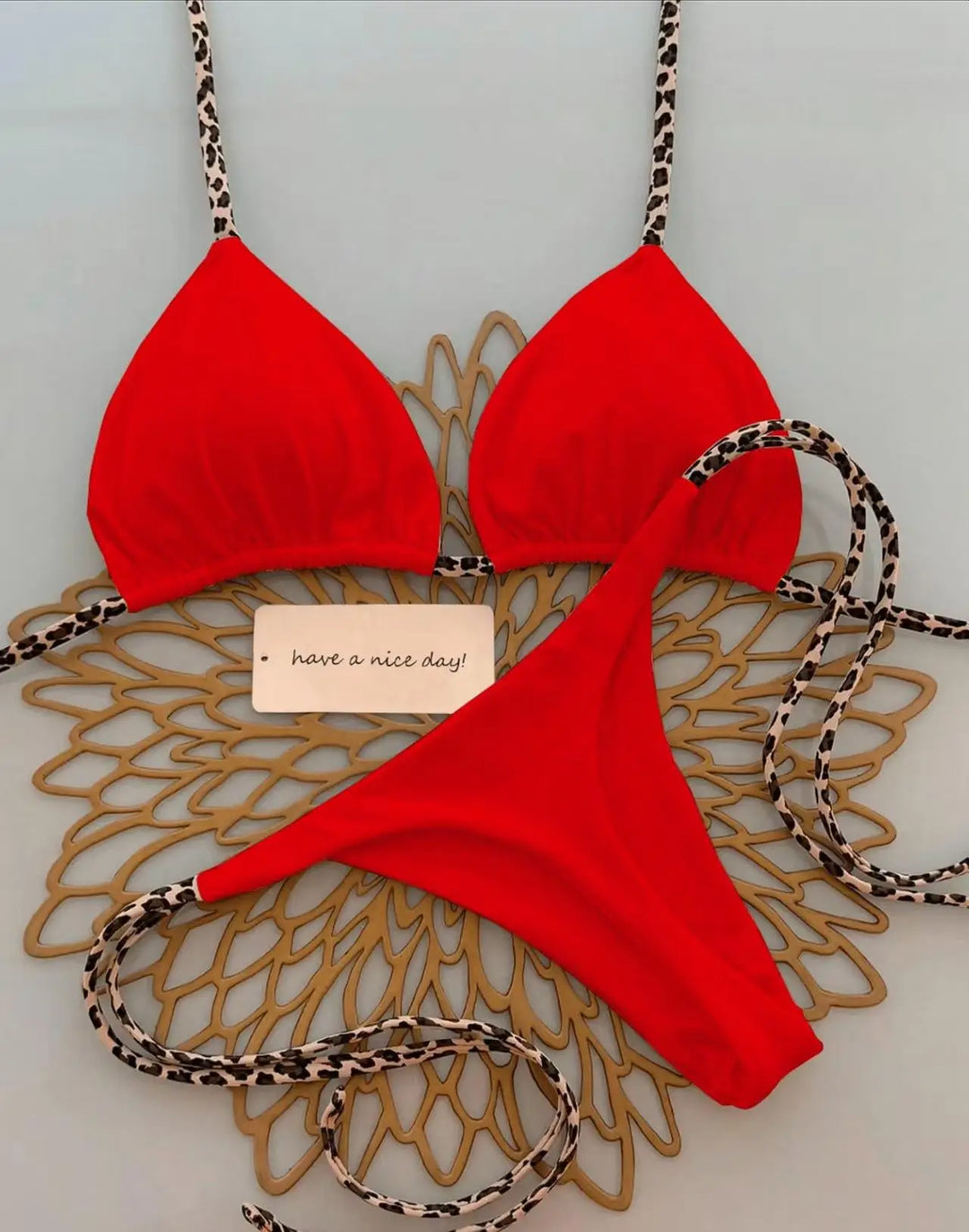 Sexy Damen Tanga Bikini-Set mit wildem Leopardenmuster. Must-have Swimwear für Strand und Pool.