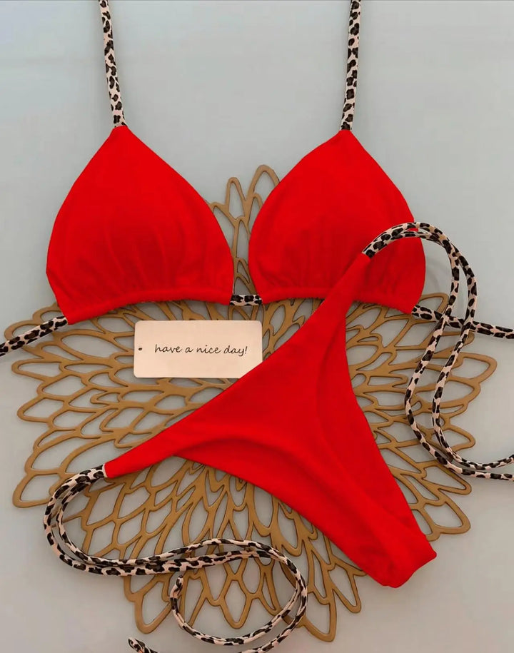 Sexy Damen Tanga Bikini-Set mit wildem Leopardenmuster. Must-have Swimwear für Strand und Pool.