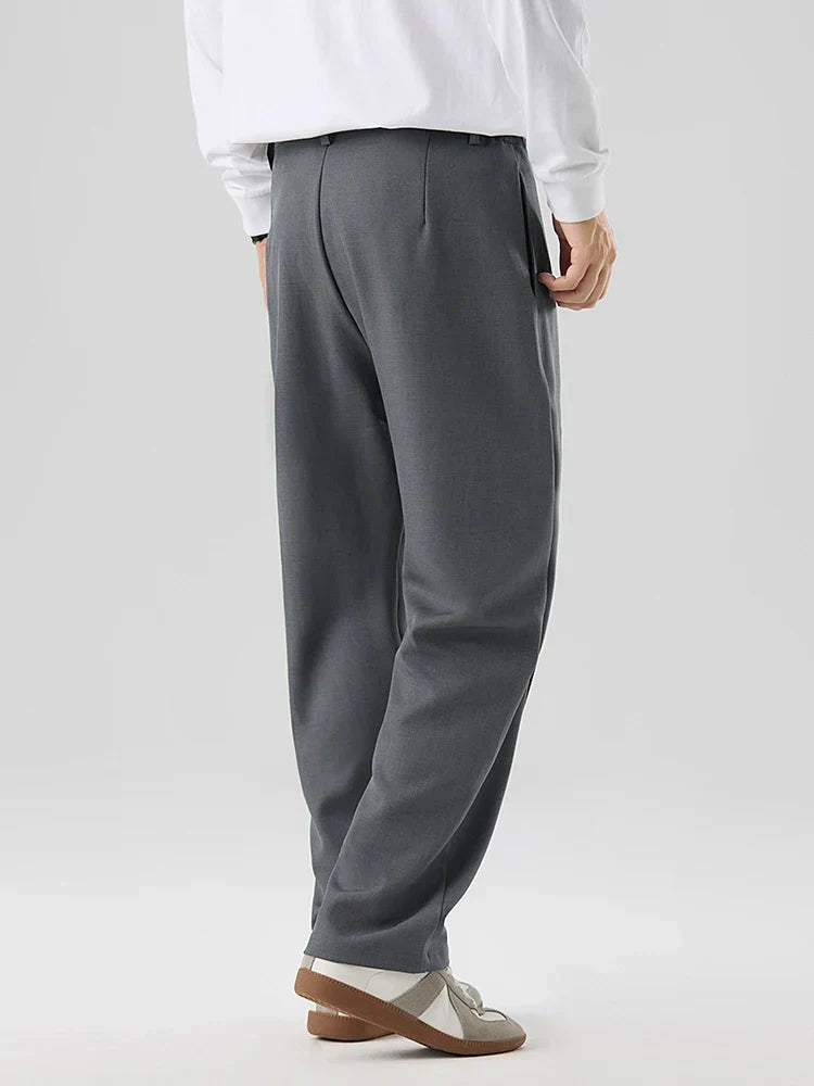 Hochwertige Herrenmode: Bundfaltenhose mit geradem Bein und flexiblem Elastikbund für optimalen Sitz.