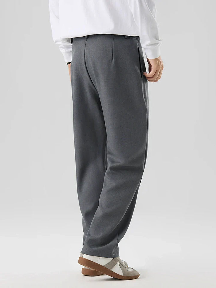 Hochwertige Herrenmode: Bundfaltenhose mit geradem Bein und flexiblem Elastikbund für optimalen Sitz.