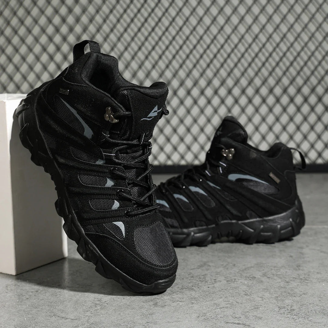 Rutschfeste Profilsohle der beigen Herren Wanderschuhe, ideal für sicheren Halt im Gelände & auf Trails.
