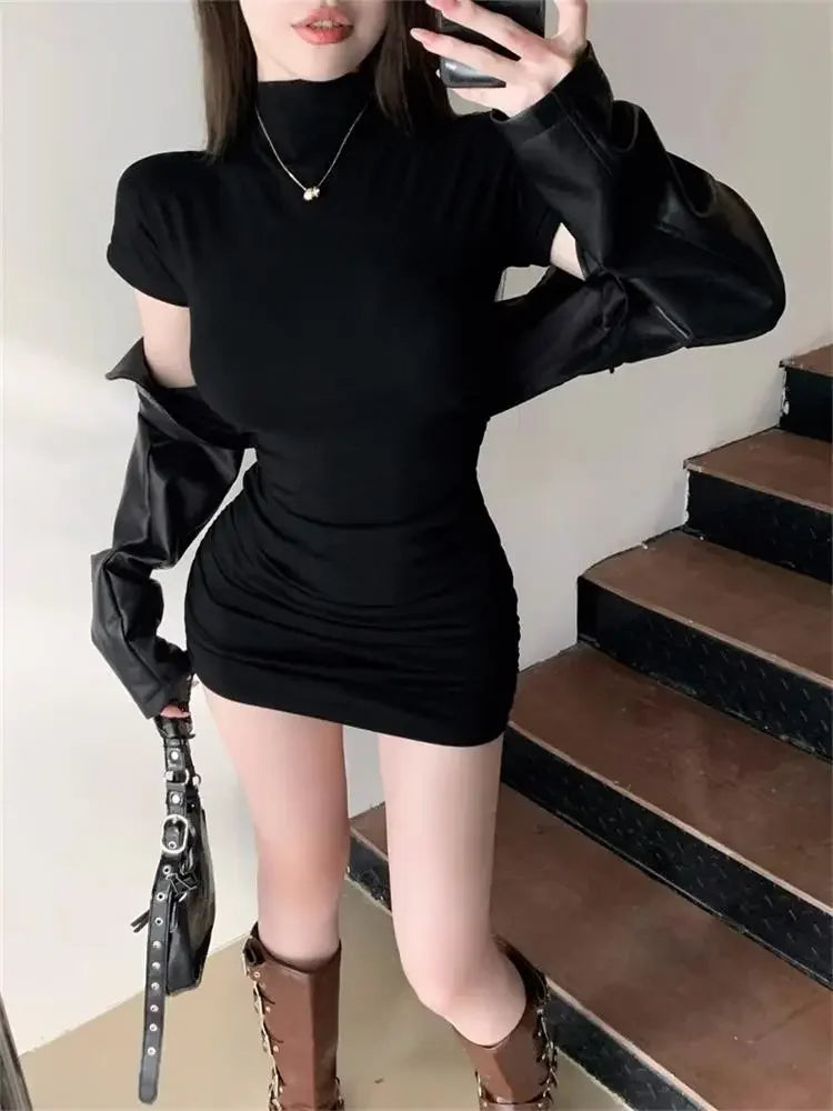 Figurbetontes Party-Minikleid für Damen, eng geschnitten mit raffinierter Raffung und hohem Kragen.