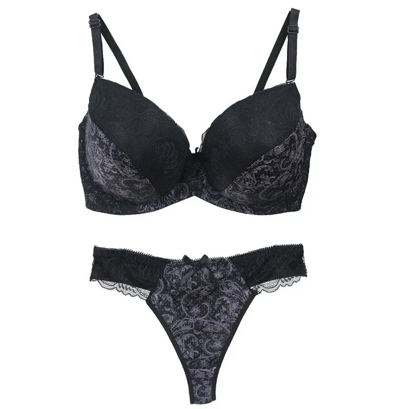 Modisches Damen Dessous Set mit Push-up BH und Spitzen-Slip. Vorgeformte Cups für perfekten Halt.