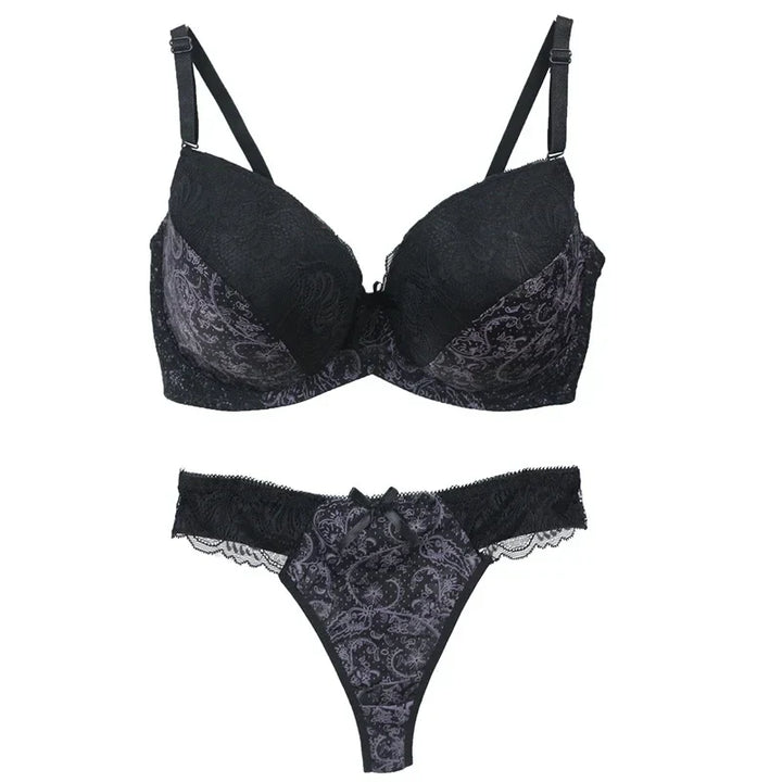 Modisches Damen Dessous Set mit Push-up BH und Spitzen-Slip. Vorgeformte Cups für perfekten Halt.