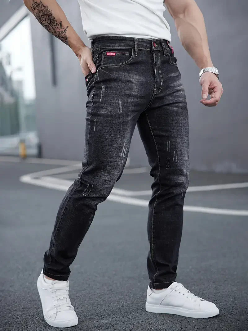 Schwarze Herren Tapered Jeans im Slim Fit. Moderne & bequeme Tapered Jeans für Männer.