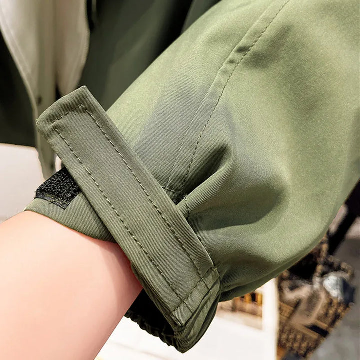 Verstellbare Kapuze einer schwarzen Damen Windjacke, schützt effektiv vor Wind und Regen.