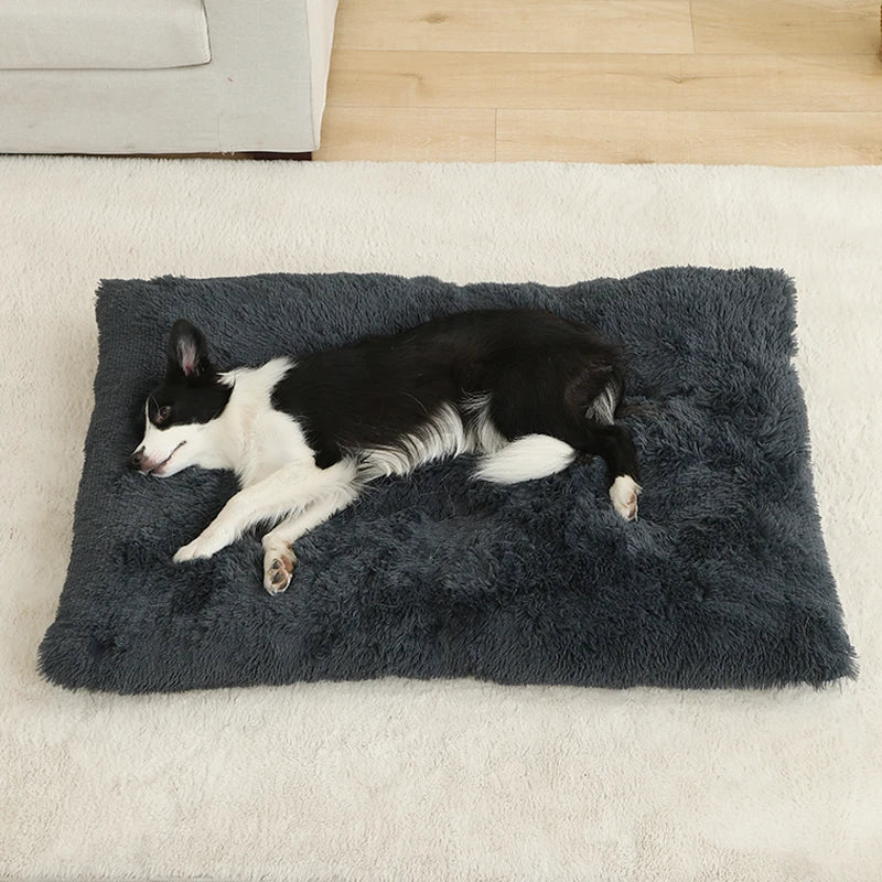 Luxuriöses, rundes Plüschbett für Hunde. Bietet Geborgenheit, ist waschbar & rutschfest. Optimaler Schlafplatz.