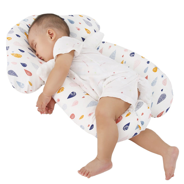 Detailansicht: Atmungsaktives ergonomisches Babykissen aus Bio-Baumwolle für gesunde Kopfhaltung bei Babys.