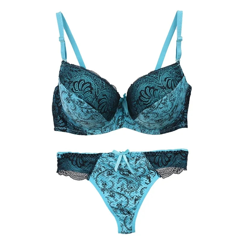 Damen Push-up Dessous Set aus Spitze mit verstellbaren Trägern. Sexy BH und passender Slip.
