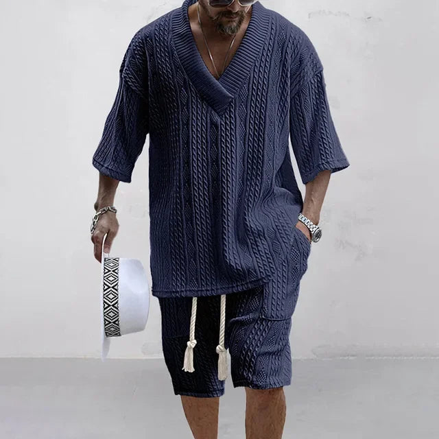 Weißer Herren Strick Zweiteiler mit V-Ausschnitt Shirt & Shorts. Perfektes, lässiges Sommer Set für Freizeit & Strand.