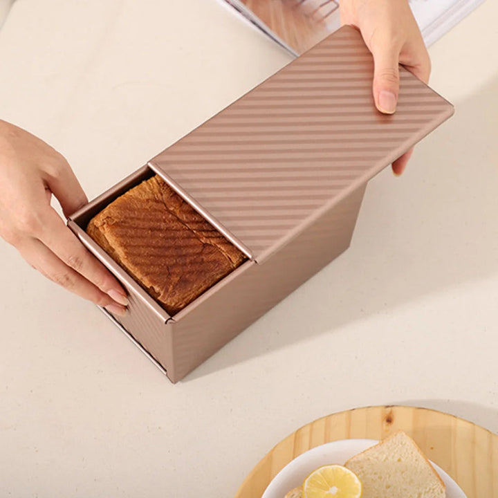 Luxuriöses Roségold Antihaft Backformen-Set mit Deckel für perfekte Brot- und Kuchenergebnisse.