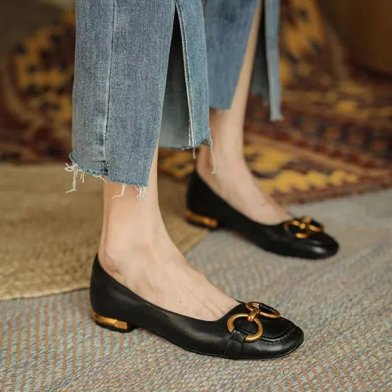 Bequeme orthopädische Damensandalen mit verstellbaren Riemen & ergonomischem Fußbett für gesunde Füße.