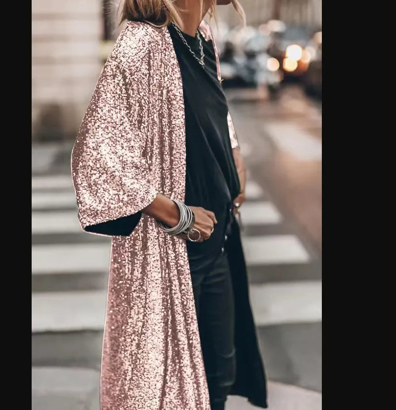 Schicker Damen-Gürtelmantel für den Herbst mit weitem Revers, elegantem Schnitt und praktischen Taschen.