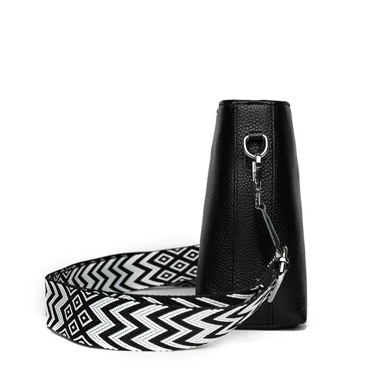 Vielseitige Damen Leder-Schultertasche mit praktischer Innenorganisation.