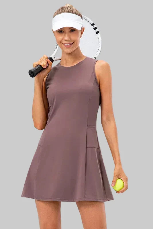 Damen Sommer Sportkleid in Lila, ärmellos, mit integrierten Shorts und Taschen. Ideal für aktive Tage.
