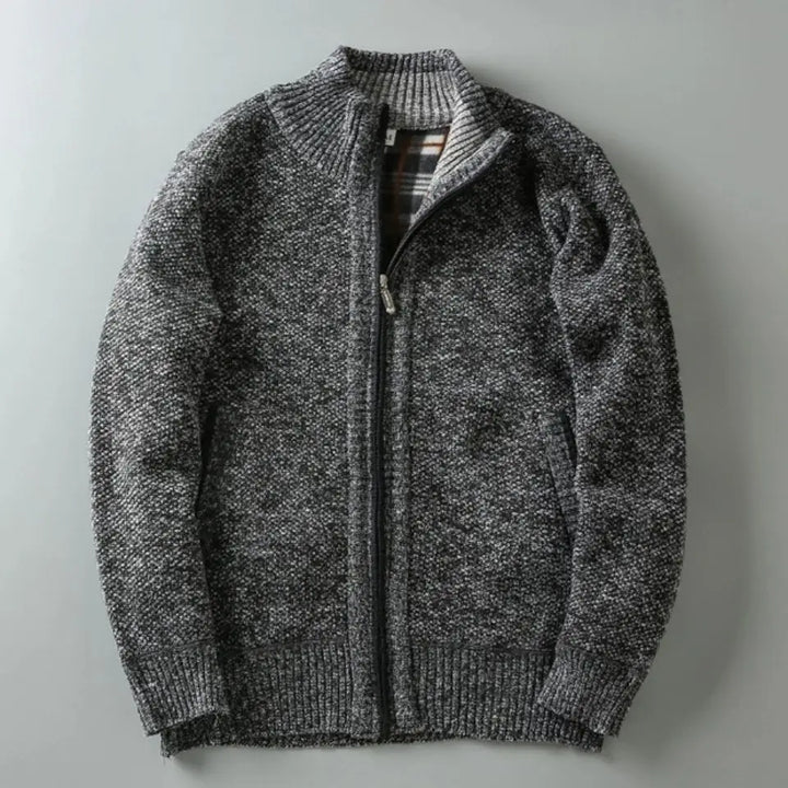 Casual Herren Strickjacke für den Herbst mit Reißverschluss, Stehkragen und stylischem kariertem Futter. Modern & warm.