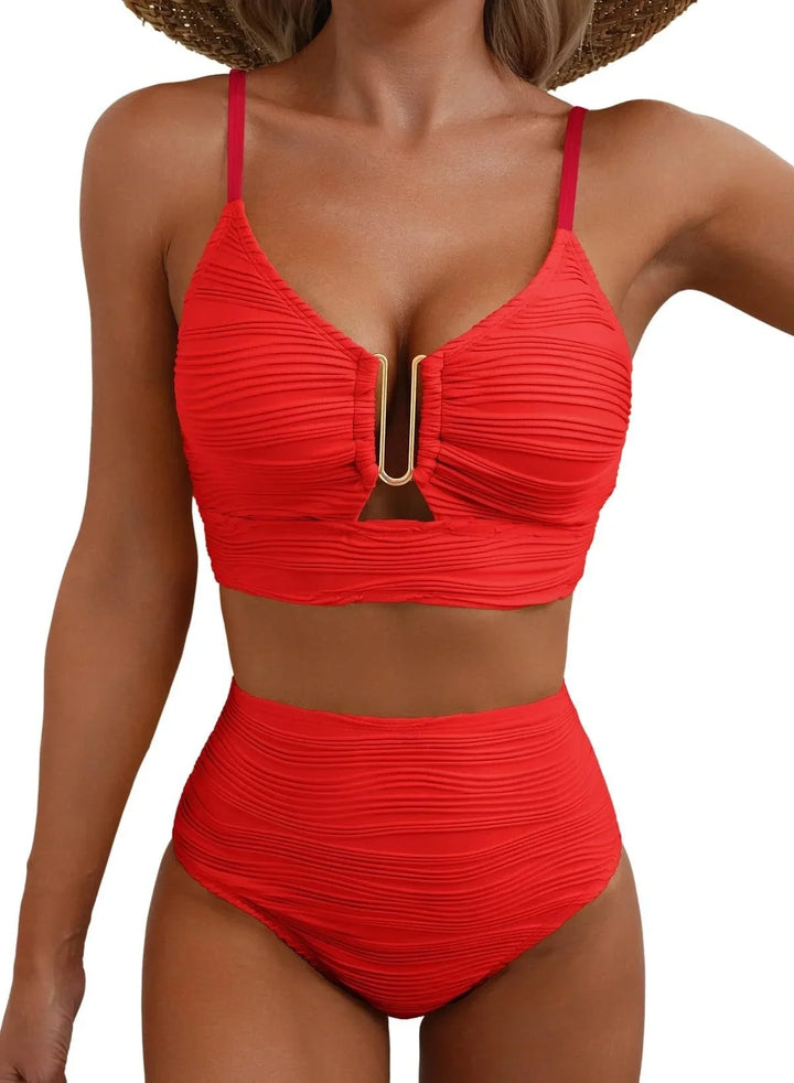Dame am Strand im V-Ausschnitt Bikini mit Cut-Outs; strukturierte Bademode für Sommer & Urlaub.