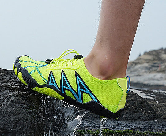 Stylische Barfuß-Wasserschuhe, perfekt für den modernen Abenteurer am Wasser.