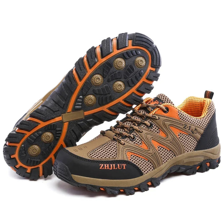 Ein Paar leichte Damenschuhe, bereit für Outdoor-Abenteuer & Reisen.