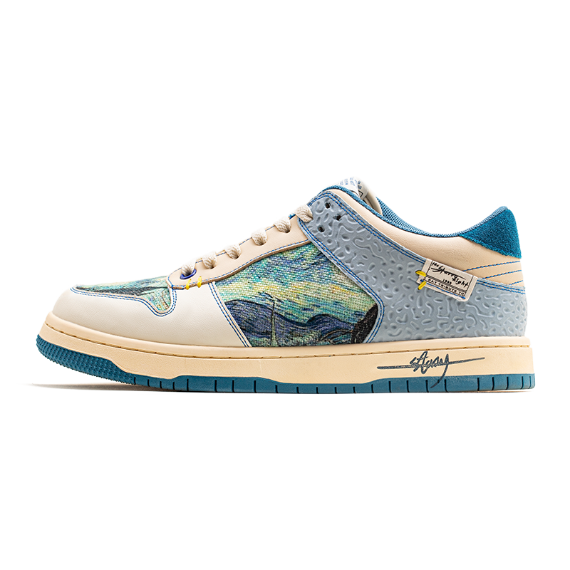 Vorderansicht der Unisex Sternennacht Sneakers Lior mit Van Gogh Design & bequemer Sohle.