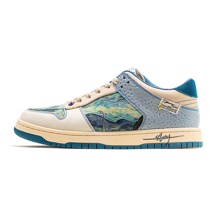 Vorderansicht der Unisex Sternennacht Sneakers Lior mit Van Gogh Design & bequemer Sohle.