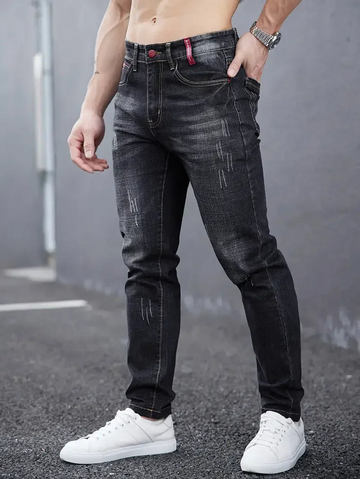 Hochwertige Denim Herren Tapered Jeans in Dunkelblau. Schmal geschnittene, moderne Herrenhose.