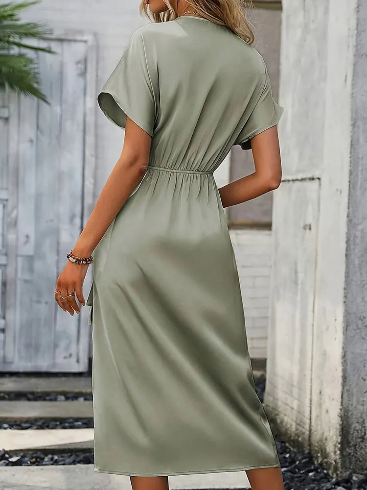 Salbeigrünes Wickelkleid für Damen, perfekt als Sommerkleid oder elegantes Freizeitkleid mit Kurzarm.