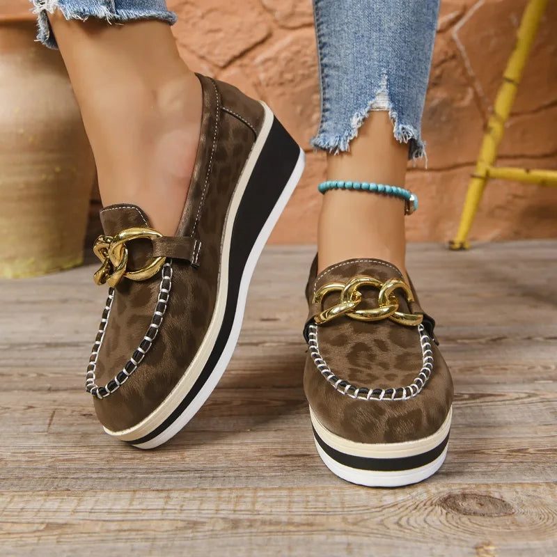 Paar Leopardenmuster Damen Loafer Keilabsatz mit goldener Schnalle. Orthopädisch & bequem für jeden Tag.