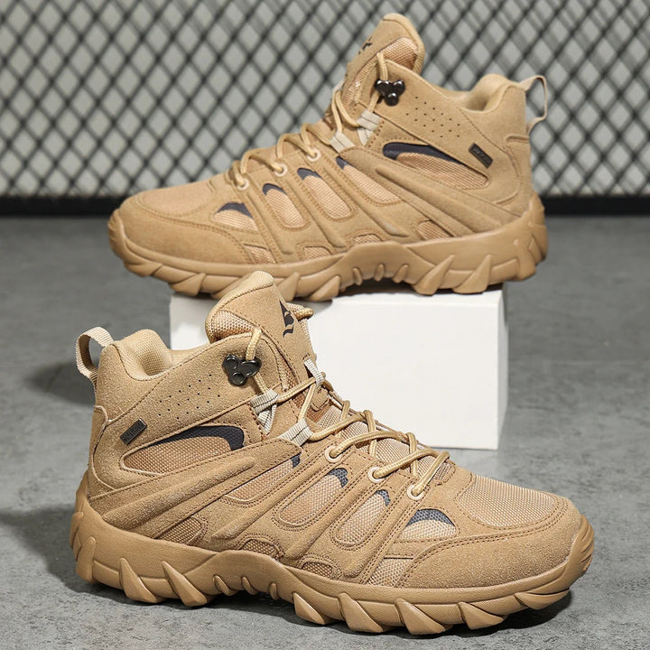 Beige Mid-Top Herren Trekkingschuhe mit Seitenstütze für Stabilität & Komfort auf anspruchsvollen Wanderungen.